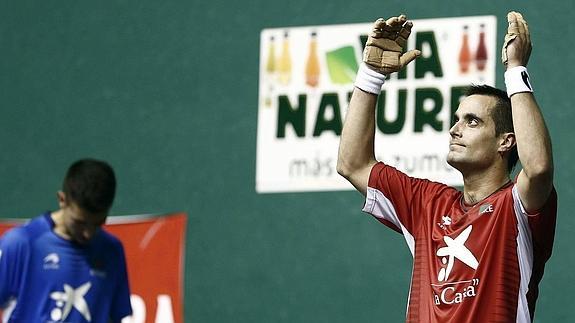 Oinatz Bengoetxea, al clasificarse para la final tras arrollar a Urrutikoetxea.