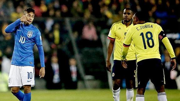 Neymar, en el momento que reprocha a Zúñiga su dureza.