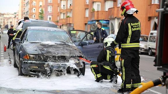 Los bomberos de Vitoria sofocan las llamas que ha calcinado el vehículo. 