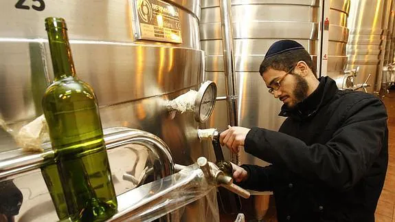 Producción de vino Kosher inspeccionada por rabinos judíos en la Bodega Castillo de Sajazarra (La Rioja). 