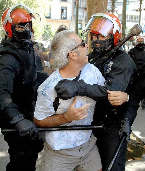 Un par de agentes durante una actuación policial.