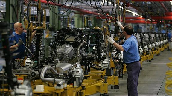 Cadena de montaje en un fábrica de automoción.