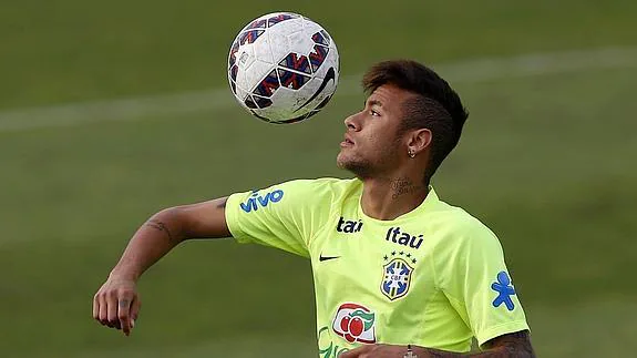 Neymar durante un entrenamiento con la selección brasileña.