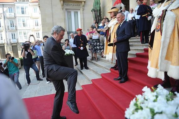 Pedro Elosegi baila el aurresku al nuevo diputado general. 