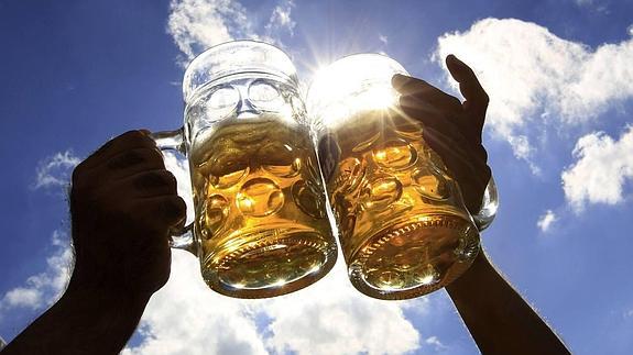 Dos jóvenes brindan con cerveza durante el Oktoberfest de Munich. 