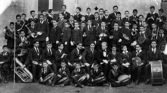 Banda de música del colegio de los jesuitas de Orduña, curso 1912-13. El futuro lehendakari, José Antonio Aguirre, en el centro. 