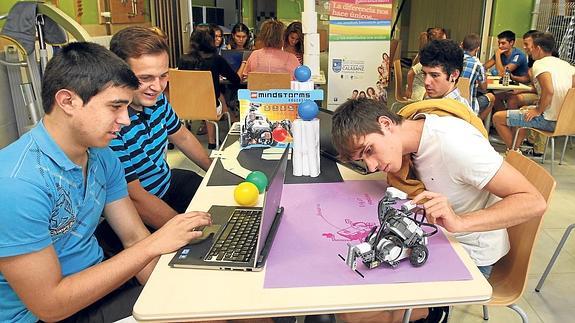Alumnos de la FP desarrollan un proyecrto de robótica.