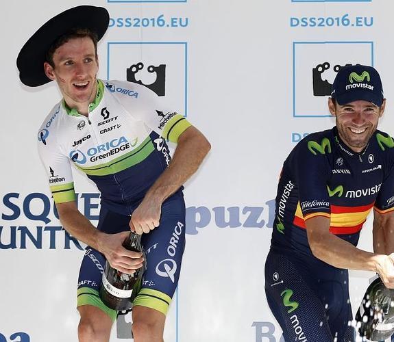 El ciclista británico Adam Yates (i), en el podio junto al tercer clasificado, el español Alejandro Valverde