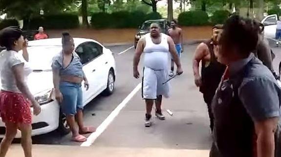 La pelea comenzó fuera del local y terminó casi en la cocina.