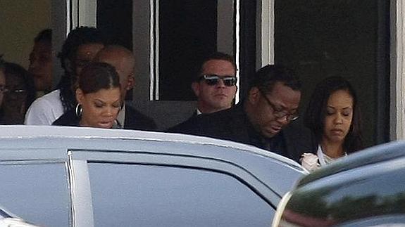 El cantante Bobby Brown a la salida del funeral de su hija.