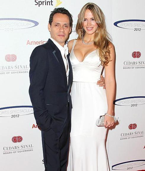 Marc Anthony (1.70 metros) y su pareja Shannon de Lima.