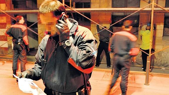 Un ertzaina se comunica con su base a través del teléfono móvil, en una fotografía de archivo, en San Francisco.