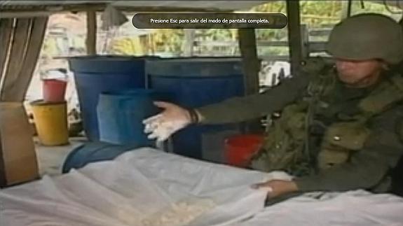 Un soldado mostrando la droga descubierta.