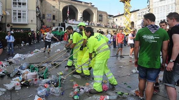 Labores de limpieza, tras el txupinazo. 