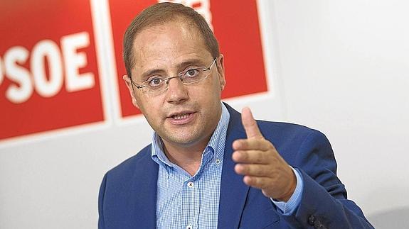 El secretario de Organización del PSOE y secretario general de los socialistas riojanos, César Luena, durante su comparecencia de ayer en Logroño.