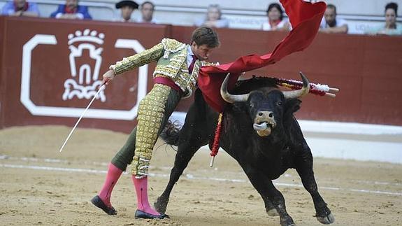 Oreja para Juli y Talavante con pésima corrida de El Ventorrillo en Vitoria