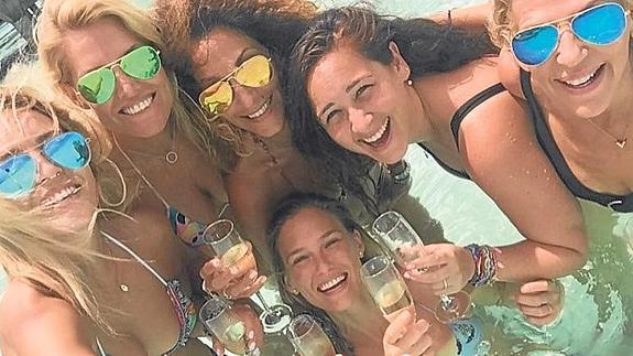 Bar Rafaeli posa con sus amigas en su cuenta de Instagram.