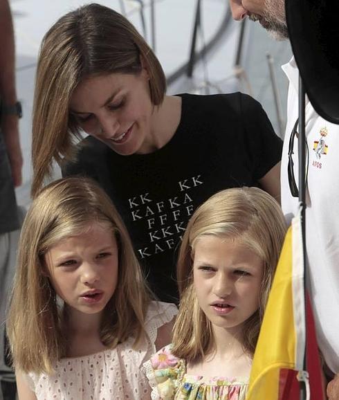 La Reina, el sábado en Palma, con sus hijas Leonor y Sofía.