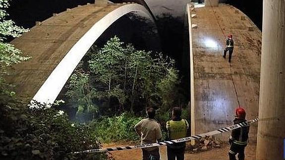 "Hubo un malentendido y saltó cuando todavía no estaba atada al puente"