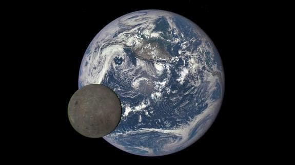 Vídeo del tránsito lunar a partir de las fotos del satélite 'DSCOVR'. 