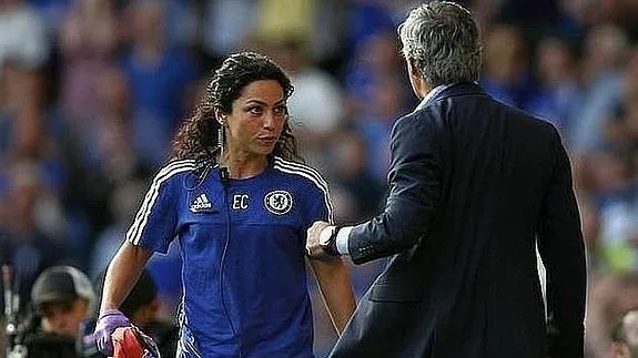 Eva Carneiro, frente a Mourinho en un partido.