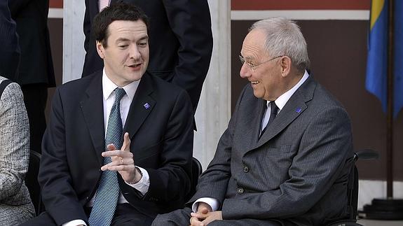 George Osborne, ministro de Hacienda del Reino Unido, a la izquierda y Wolfang Schäuble, su homólogo alemán..