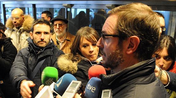 El exalcalde de Vitoria Javier Maroto, en el Palacio de Justicia en un acto de mediación con Fede Garcia, de SOS Racismo Álava, al fondo. 