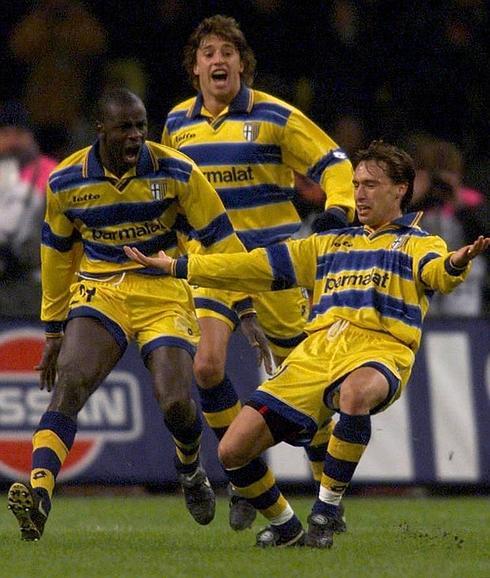 Thuram, Crespo y Chiesa celebran un gol en la final de la Copa de la UEFA de 1999, conquistada por el Parma.