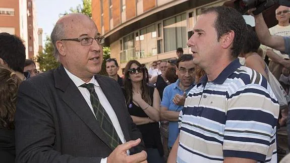 El fiscal general del País Vasco, Juan Calparsoro, con el alcalde de Arrigorriaga, Asier Albizua.