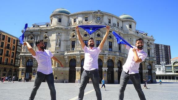 El periodista Unai Izquierdo con el Teatro Arriaga de fondo.