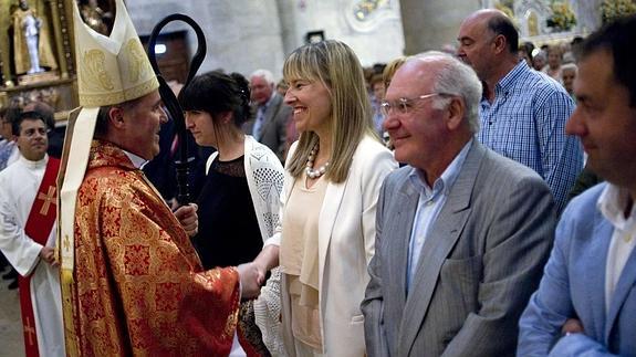 El obispo Mario Iceta, el pasado julio, saludando a Ana Otadui, presidenta de las Juntas Generales de Bizkaia, y a lehendakari Jose Antonio Ardanza