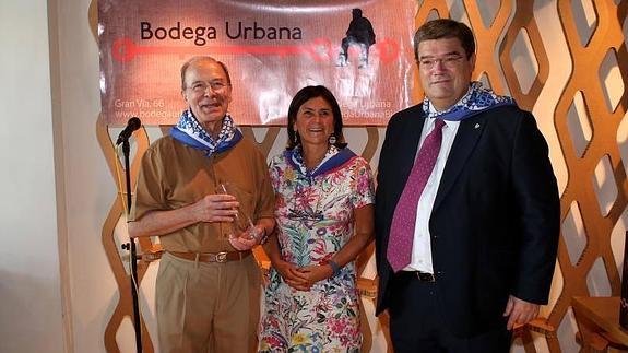 El exalcalde recibió el premio La Frasca de Bilbao por parte de Juan Mari Aburto.