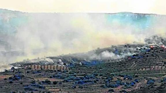 Aspecto que presentaba el incendio de Carnanzún a media tarde de ayer.