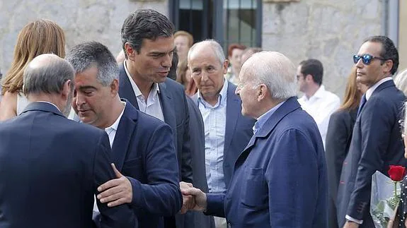 Pedro Sánchez estrecha la mano de Xabier Arzalluz