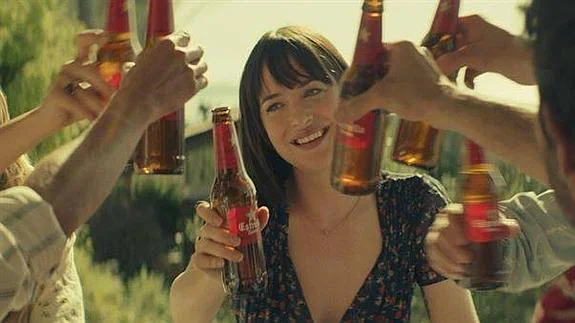 Dakota Johnson protagonizó el bucólico anuncio de una conocida marca de cervezas este verano.
