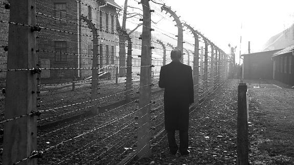 Un hombre camina en silencio en el campo de concentración de Auschwitz.