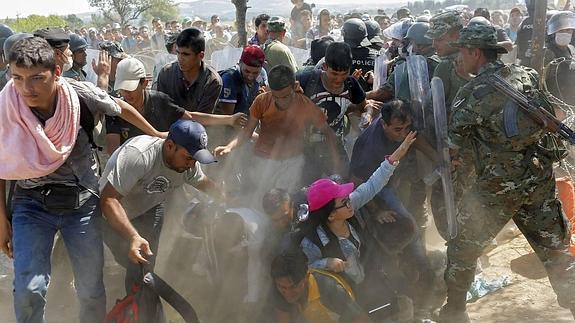 Miembros del Ejército de Macedonia intervienen ante la avalancha de inmigrantes en las fronteras del país.