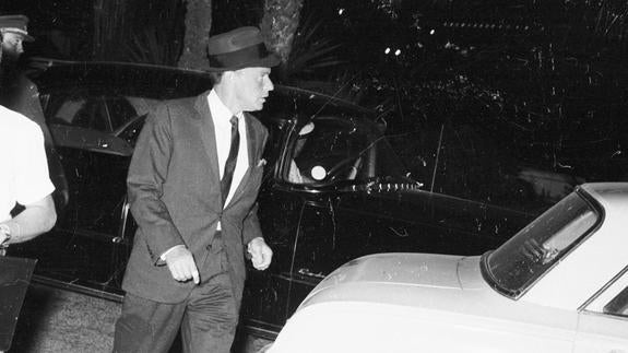 Frank Sinatra, saliendo del hotel El Pez Espada de Torremolinos. 