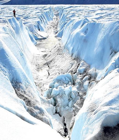 Un glaciar ártico se desgaja a causa del calentamiento global. 