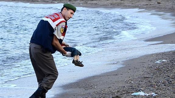 La imagen del drama: El cadáver del niño Aylan en las playas de Turquía. 