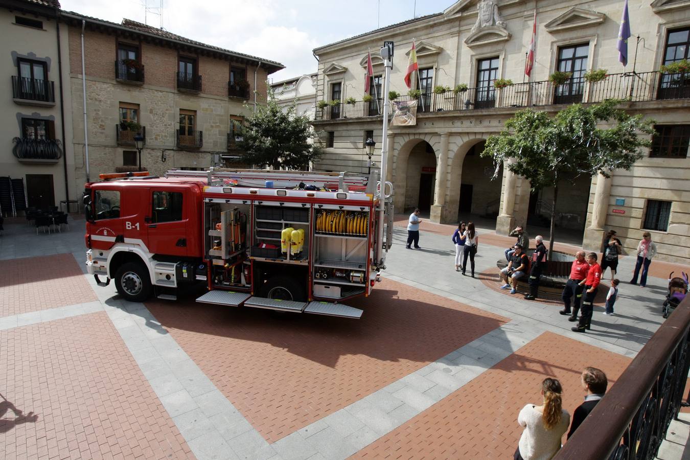 Presentación del nuevo camión de bomberos en la plaza de España. 