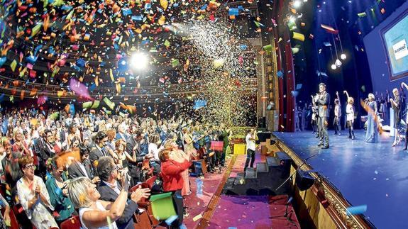 Bravo. Una explosión de confeti puso el broche final a la animada gala de clausura que volvió a presentar Luis Larrodera en el Teatro Principal.