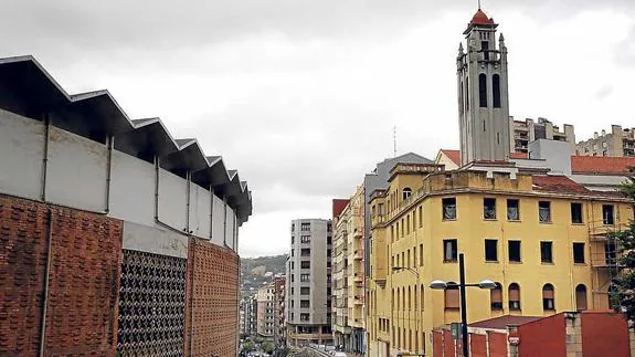 El edificio se levantó en 1945 y acoge un comedor social desde hace 60 años.