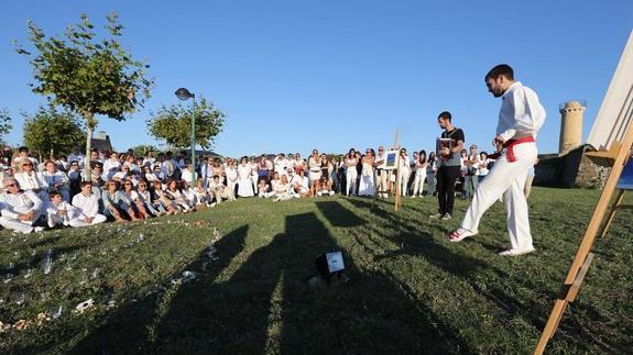 Un dantzari baila un aurresku en honor a Diego.