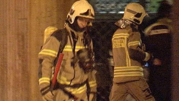 Los bomberos de Artaza acudieron a sofocar el fuego.