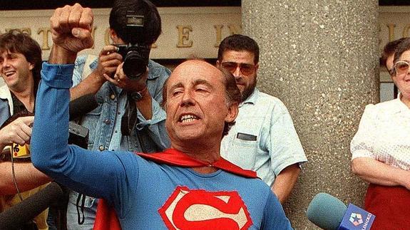 Ruiz-Mateos, disfrazado de Superman en 1997.  