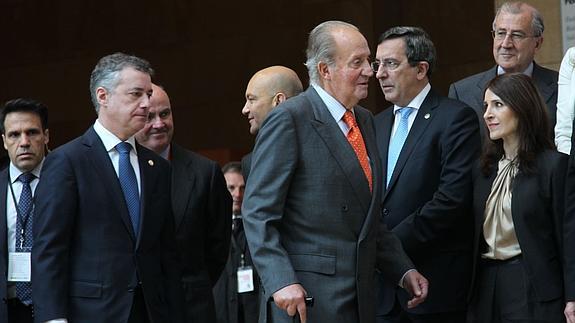 El Rey Juan carlos junto a Iñigo Urkullu y José Luis Bilbao en un acto en Bilbao.