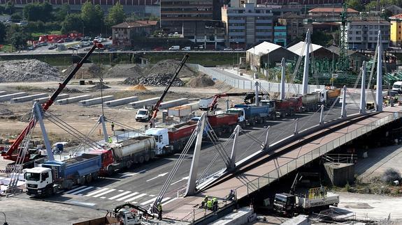 El puente de Gehry, durante una de sus pruebas de carga. 