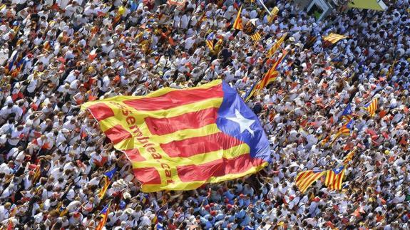 Kataluniak Bartzelonako Meridiana etorbidea bete zuen Diada egunean independentziaren alde. 