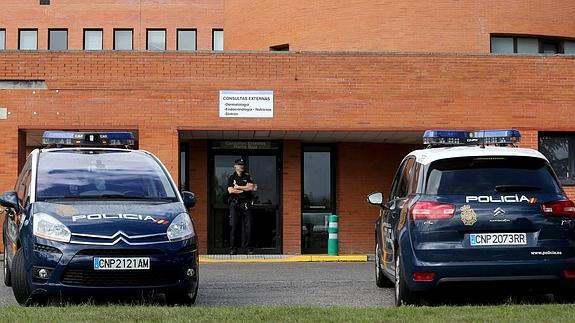 La policia Nacinal custodia la entrada del anatómico forense en el hospital del Bierzo. 